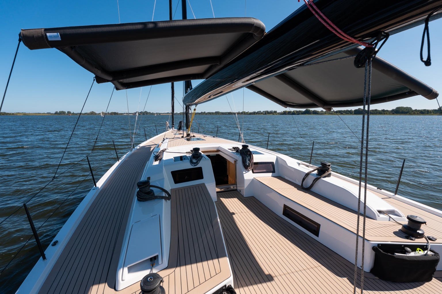 Sailing yacht with Volamare sun protection on the water